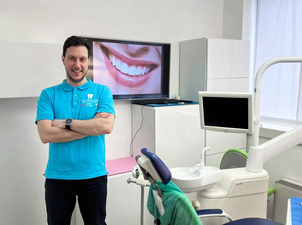Il Dott. Alberto Donda nello studio dentistico